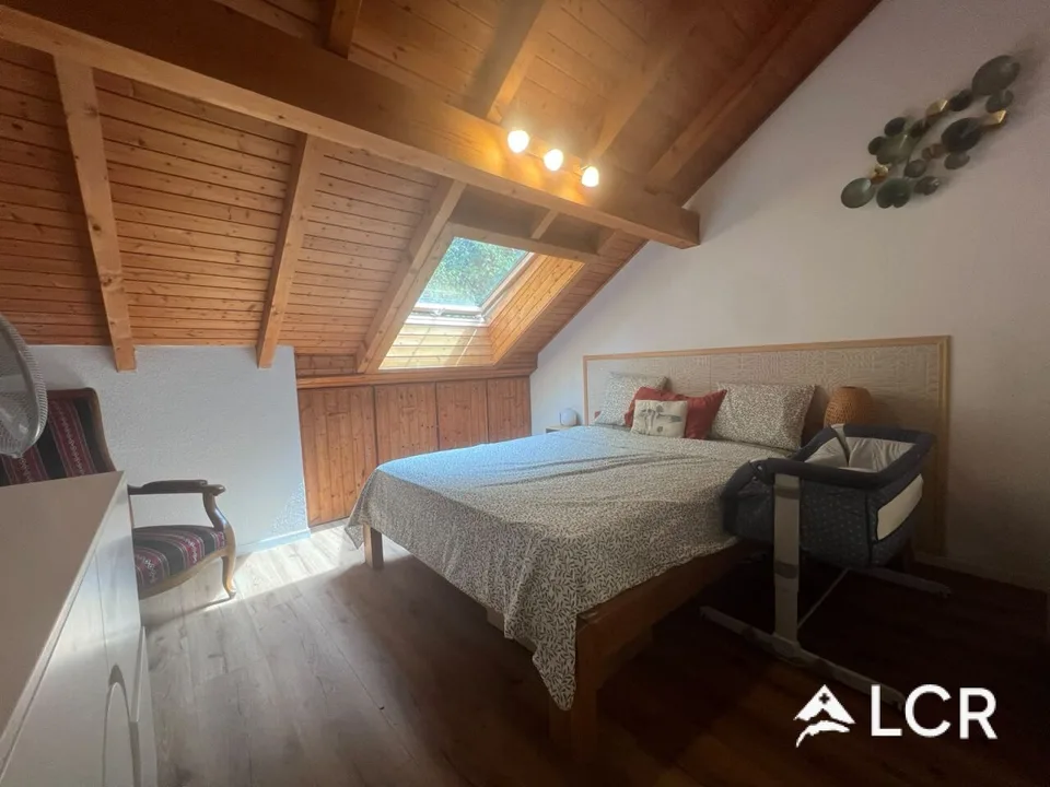 Bella casa di 5.5 locali arredata / 3 camere da letto / 1 bagno / 1 terrazza / 2 posti auto / 1 grande giardino privato (nessun vis-à-vis)