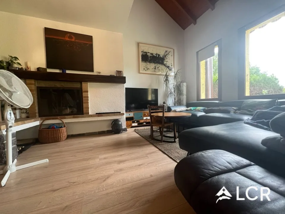Bella casa di 5.5 locali arredata / 3 camere da letto / 1 bagno / 1 terrazza / 2 posti auto / 1 grande giardino privato (nessun vis-à-vis)