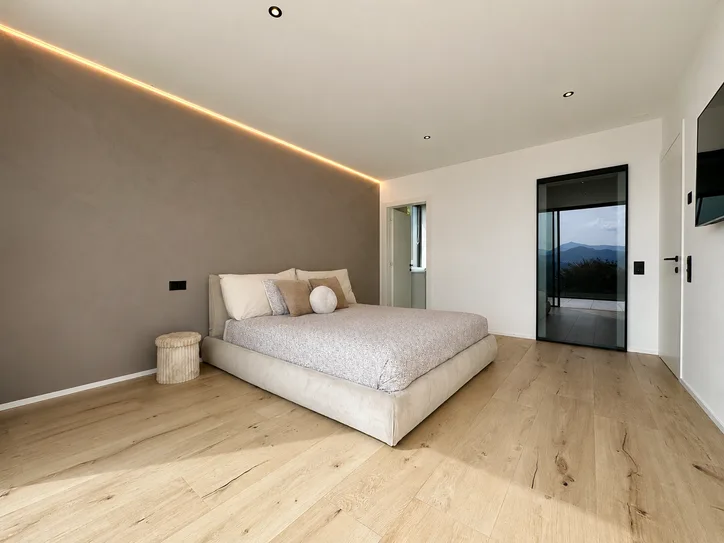 NEUES UND GERAUMIGES APARTMENT MIT PRIVATEM LIFT UND SEEBLICK – Foto 8 von 13