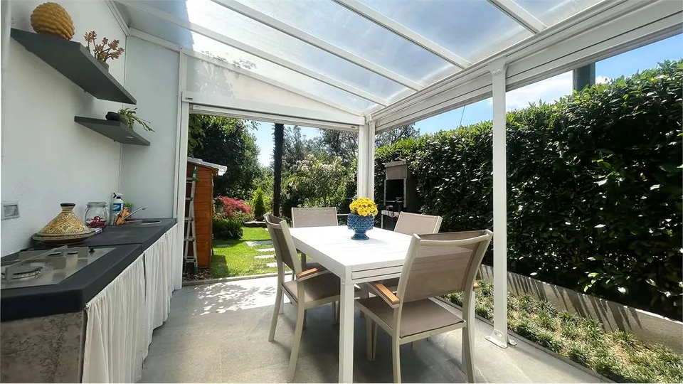 Elegantes Haus mit Garten und grünem Blick – Foto 2 von 13