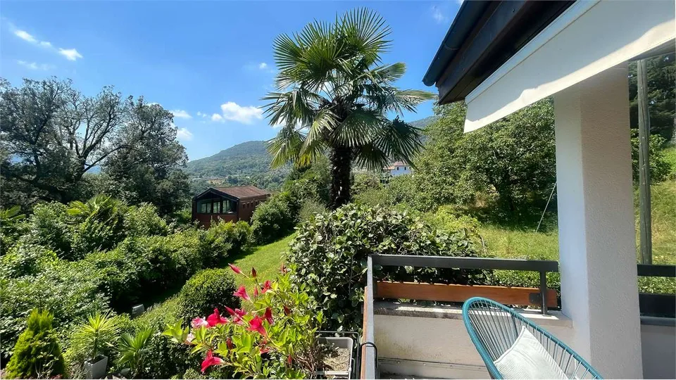 Elegantes Haus mit Garten und grünem Blick – Foto 10 von 13
