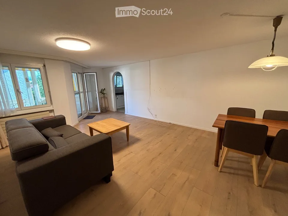 Appartement attractif de 3,5 pièces avec balcon géant et garage individuel