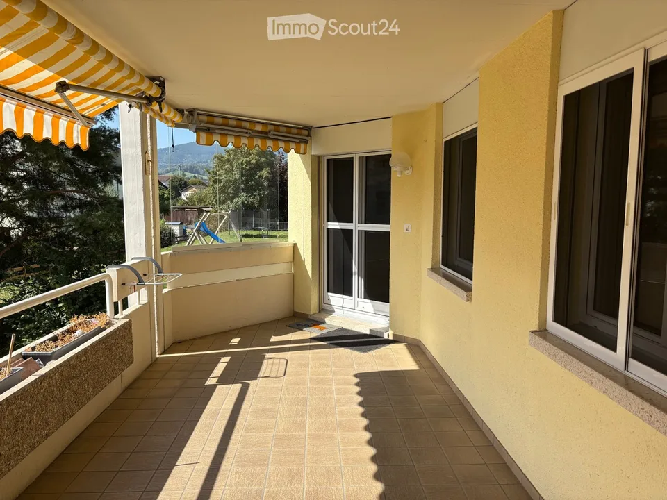 Appartement attractif de 3,5 pièces avec balcon géant et garage individuel