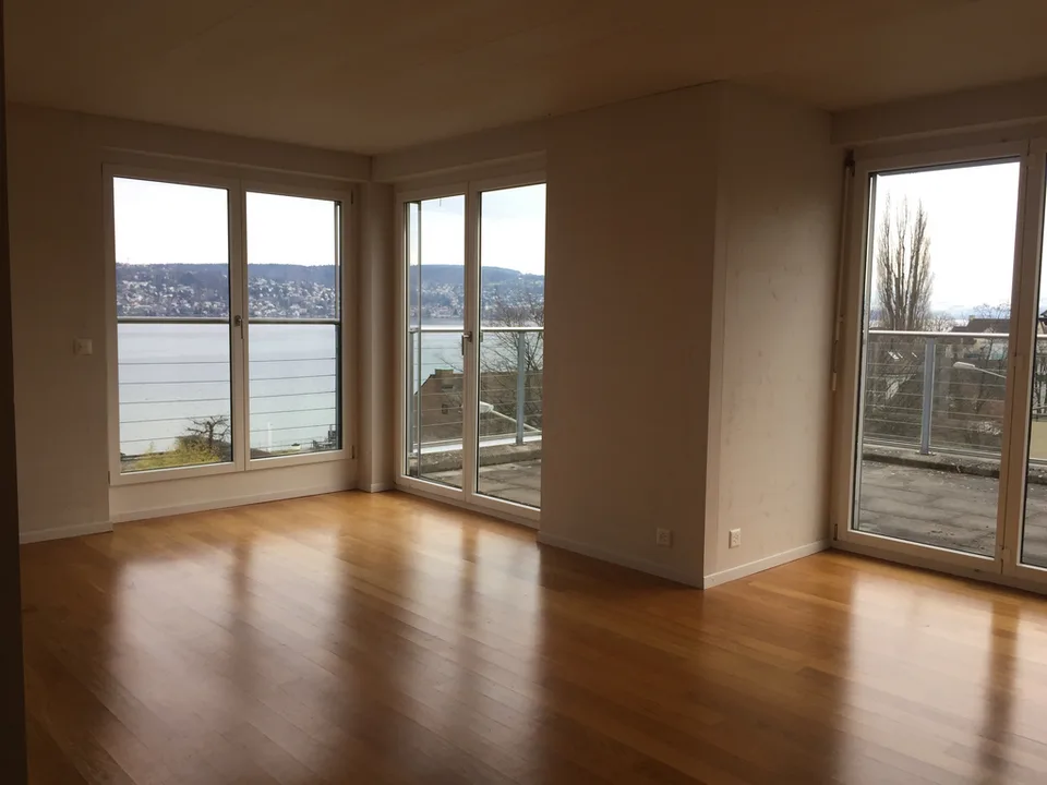 Beautiful 2.5-room attic apartment with lake view