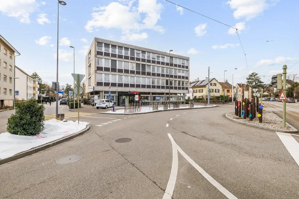 Grosse, helle Praxisräumlichkeiten an frequentierter Lage in Allschwil – Foto 2 von 12