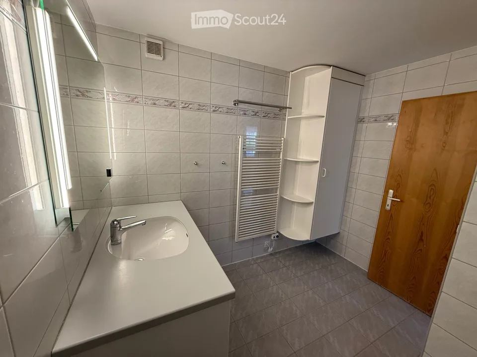 Helle 4.5-Zimmer-Wohnung mit Gartensitzplatz in Laax – sofort verfügbar