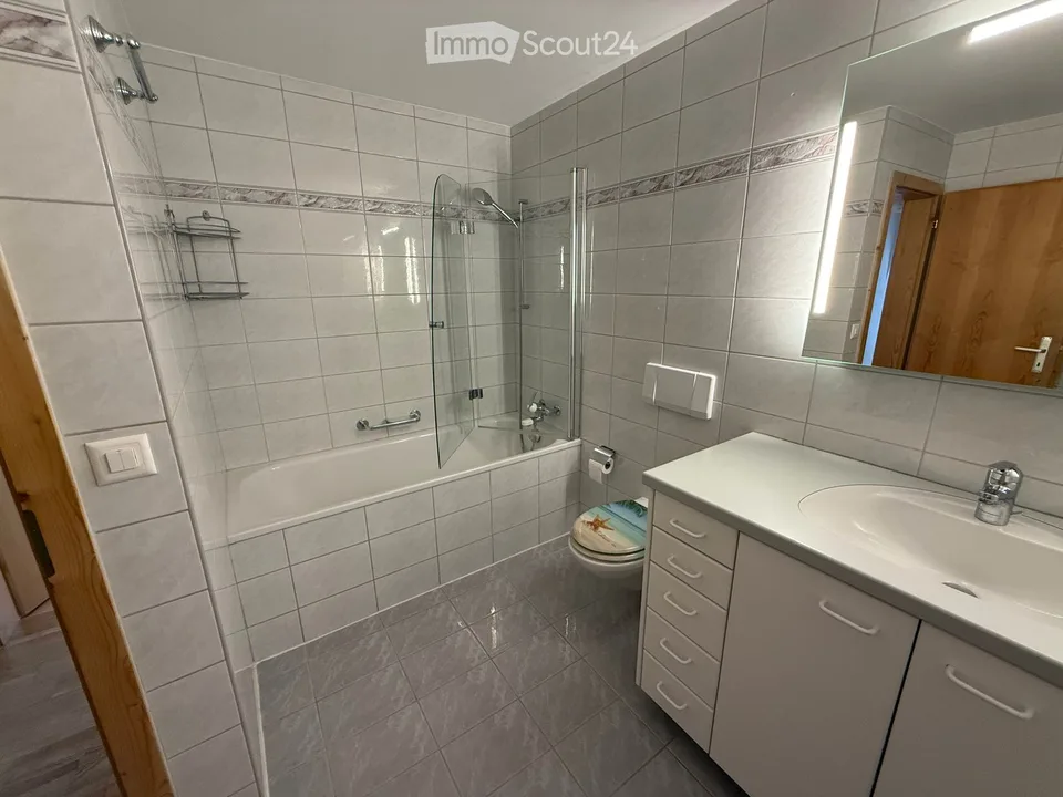 Helle 4.5-Zimmer-Wohnung mit Gartensitzplatz in Laax – sofort verfügbar