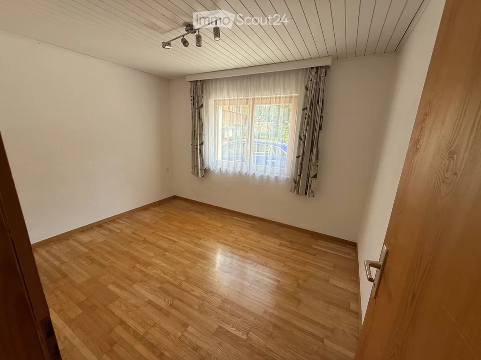 Helle 4.5-Zimmer-Wohnung mit Gartensitzplatz in Laax – sofort verfügbar