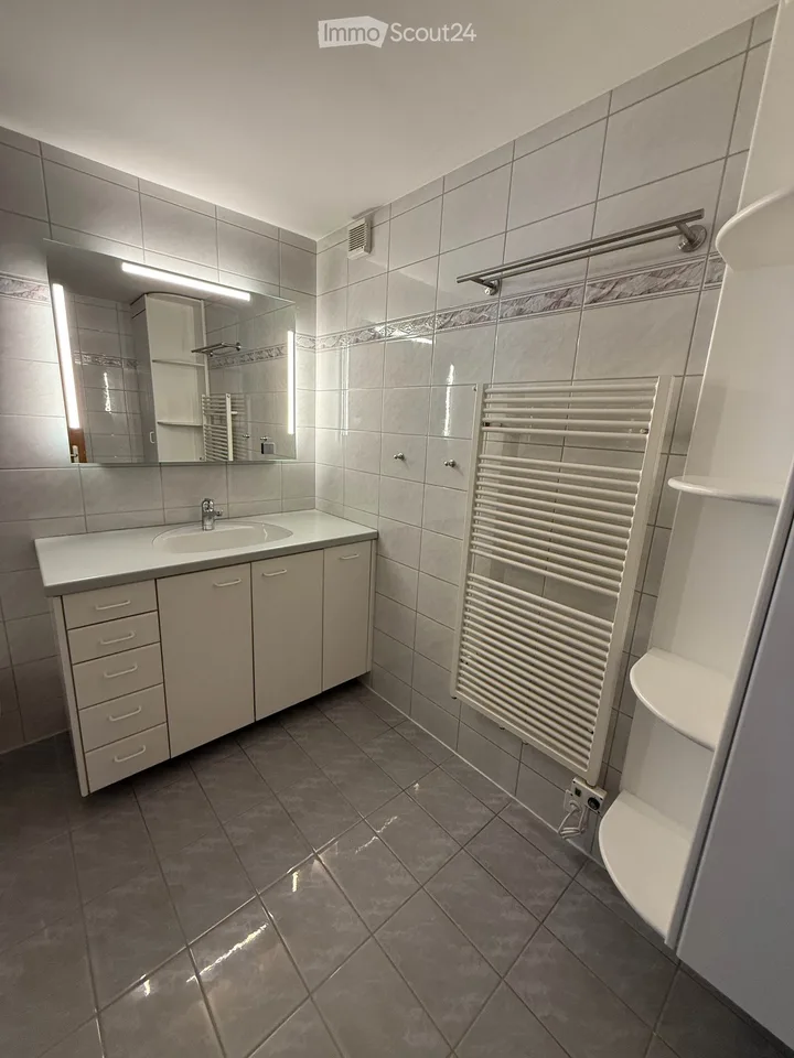 Helle 4.5-Zimmer-Wohnung mit Gartensitzplatz in Laax – sofort verfügbar