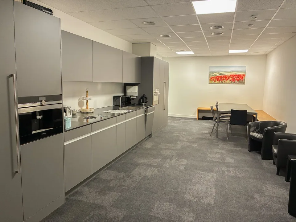 Spazio ufficio moderno completamente sviluppato in posizione ideale a Zofingen – 627 m² al 1° piano – foto 2 di 9