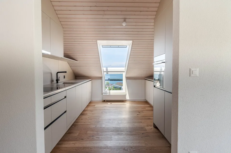 Bright attic apartment with lake view – photo 8 of 13