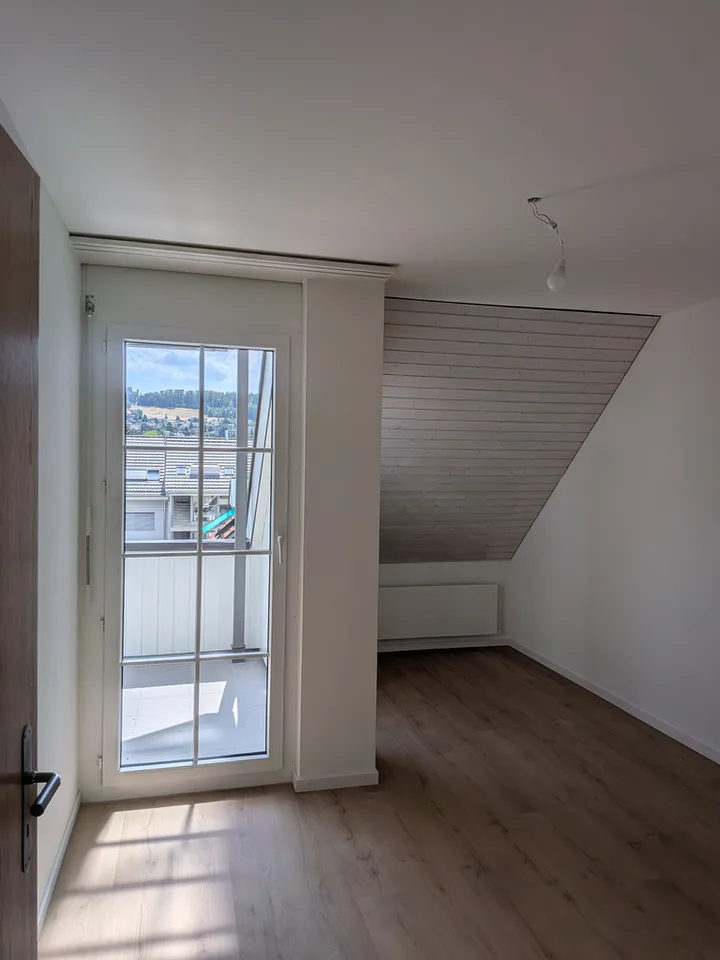 Appartamento maisonnette ristrutturato di 4,5 locali con balconi e parcheggi – foto 6 di 12