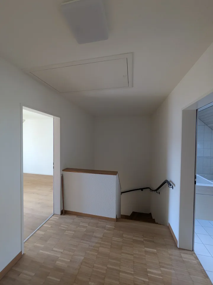 Appartamento maisonnette ristrutturato di 4,5 locali con balconi e parcheggi – foto 11 di 12