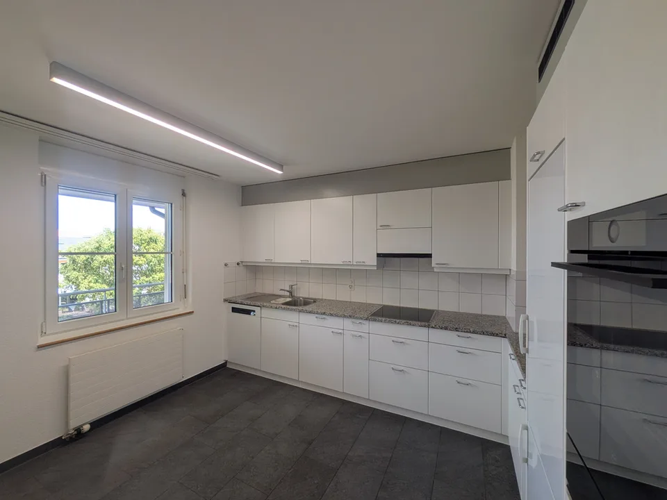 Appartamento maisonnette ristrutturato di 4,5 locali con balconi e parcheggi – foto 4 di 12