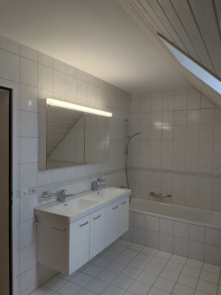 Appartamento maisonnette ristrutturato di 4,5 locali con balconi e parcheggi – foto 10 di 12