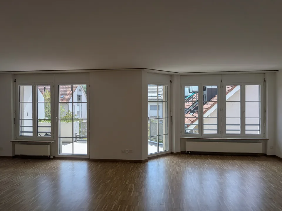 Appartamento maisonnette ristrutturato di 4,5 locali con balconi e parcheggi – foto 3 di 12