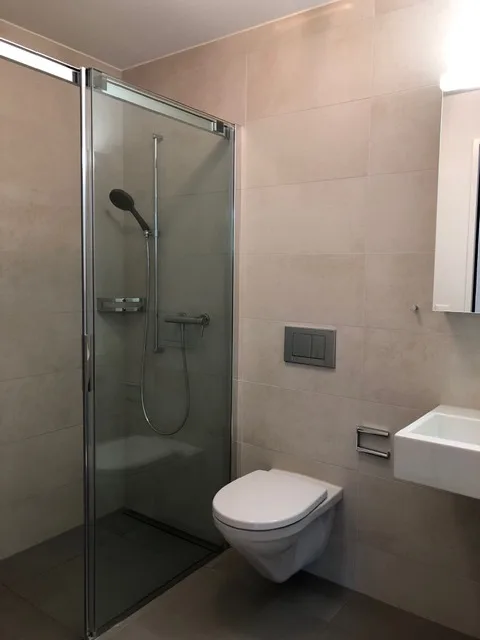 Ampio, luminoso appartamento con balcone e 2 celle umide