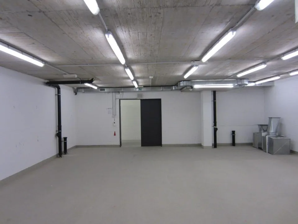 Lagerraum zu vermieten im modernen Einkaufscenter – Foto 2 von 2