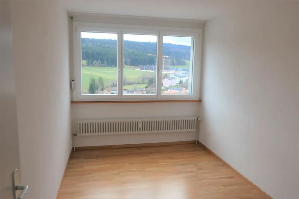 Three-room apartment with balcony and elevator