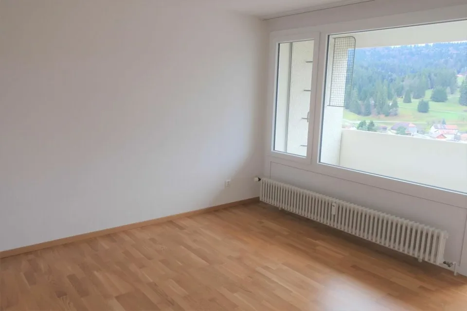 Three-room apartment with balcony and elevator
