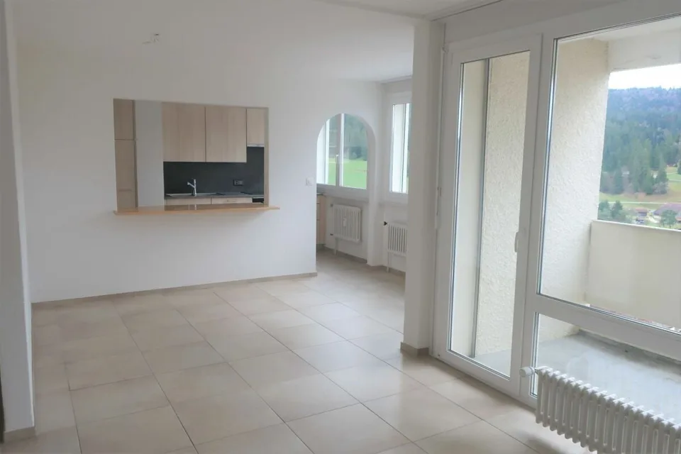 Three-room apartment with balcony and elevator
