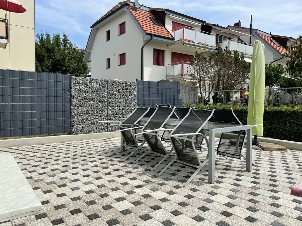 Appartamento luminoso 4.5 locali con balcone e box auto a Stein AG