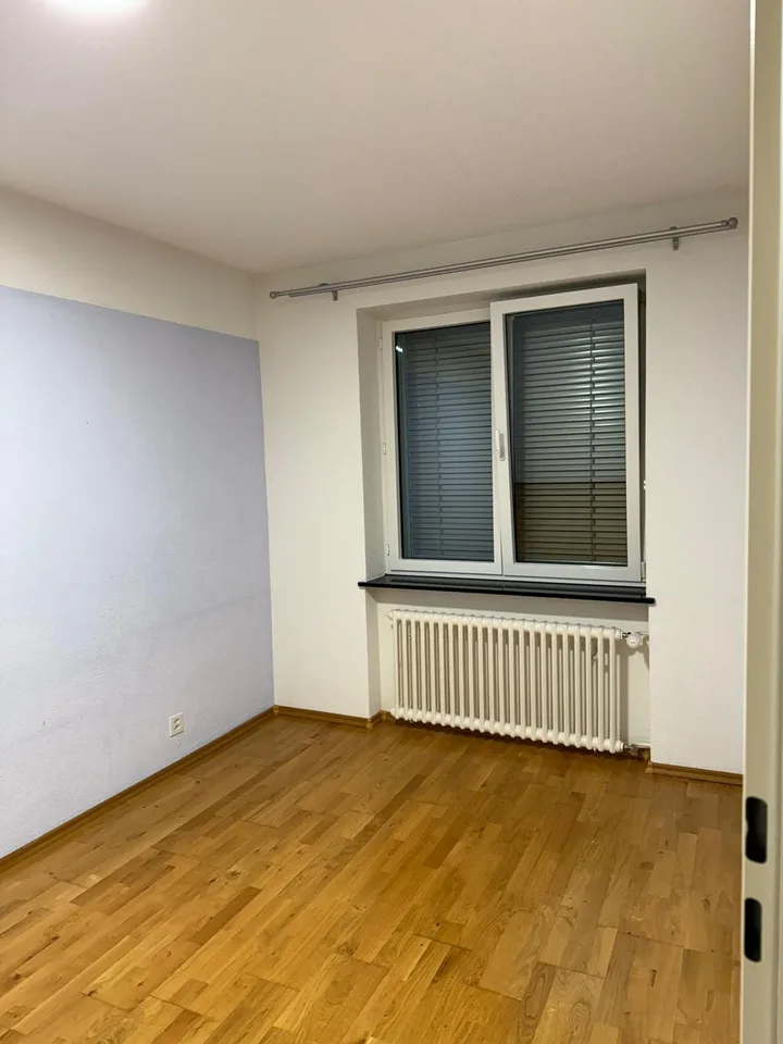 Appartamento luminoso 4.5 locali con balcone e box auto a Stein AG