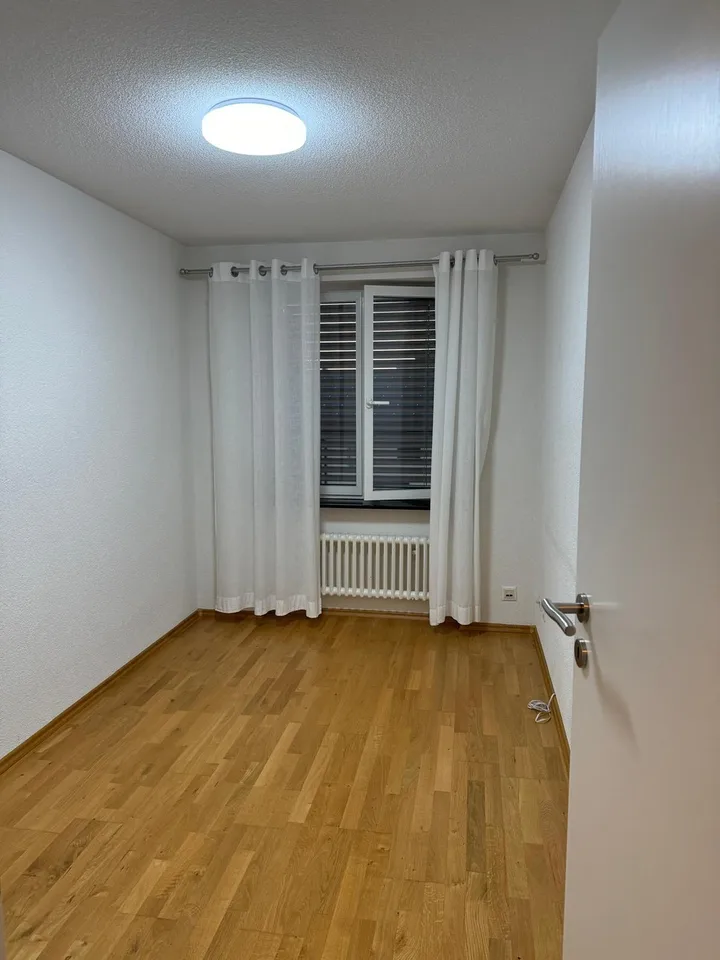 Appartamento luminoso 4.5 locali con balcone e box auto a Stein AG