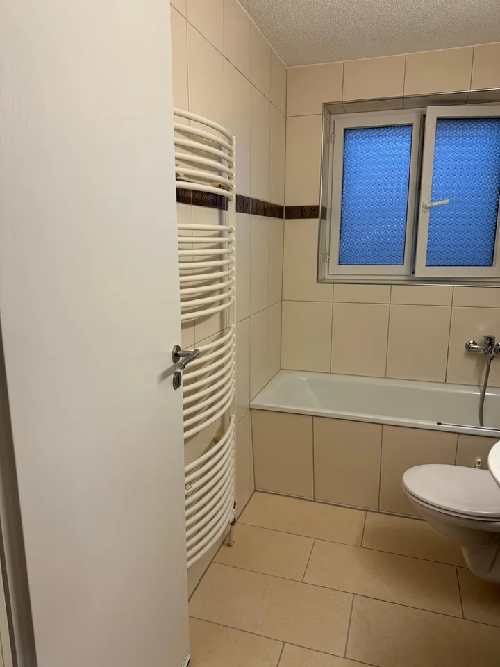 Appartamento luminoso 4.5 locali con balcone e box auto a Stein AG