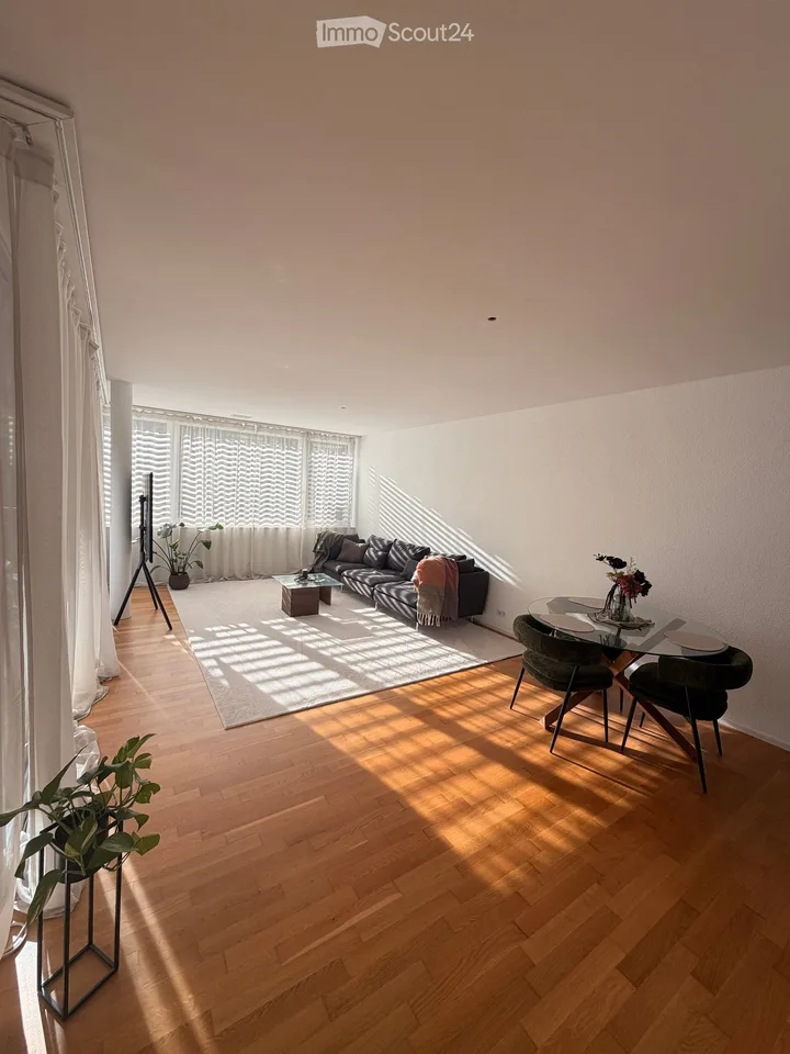 Helle 2,5 Zimmer Wohnung