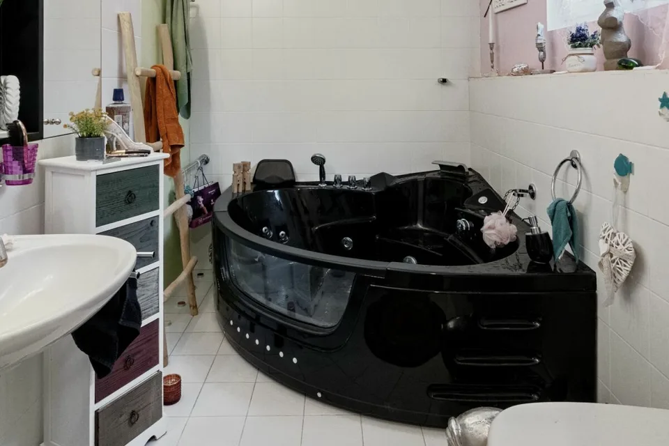 Villa esclusiva e moderna con vista mozzafiato e arredamento di alta qualità – foto 17 di 19