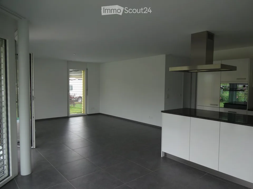 Bright newer 4.5-room apartment with seating area, lawn, cellar and HWR