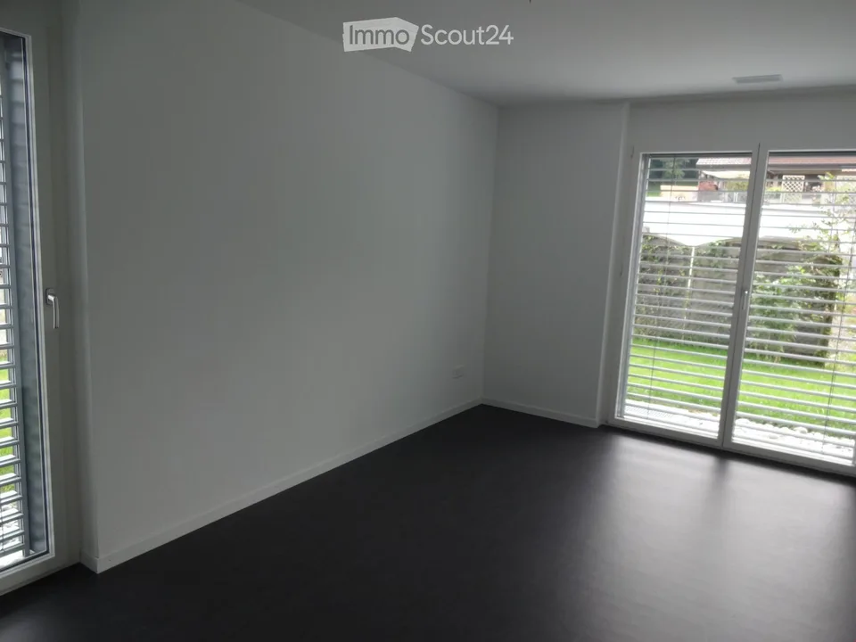 Bright newer 4.5-room apartment with seating area, lawn, cellar and HWR