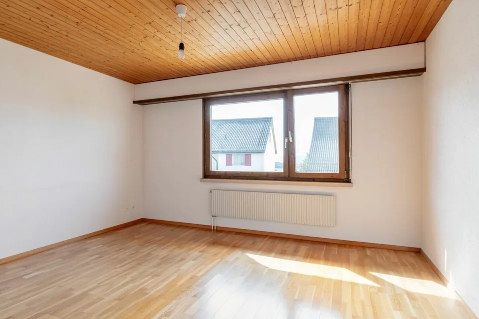 Freistehendes 5.5-Zimmer-Einfamilienhaus mit grossem Garten an privilegierter Wohnlage – Foto 6 von 19