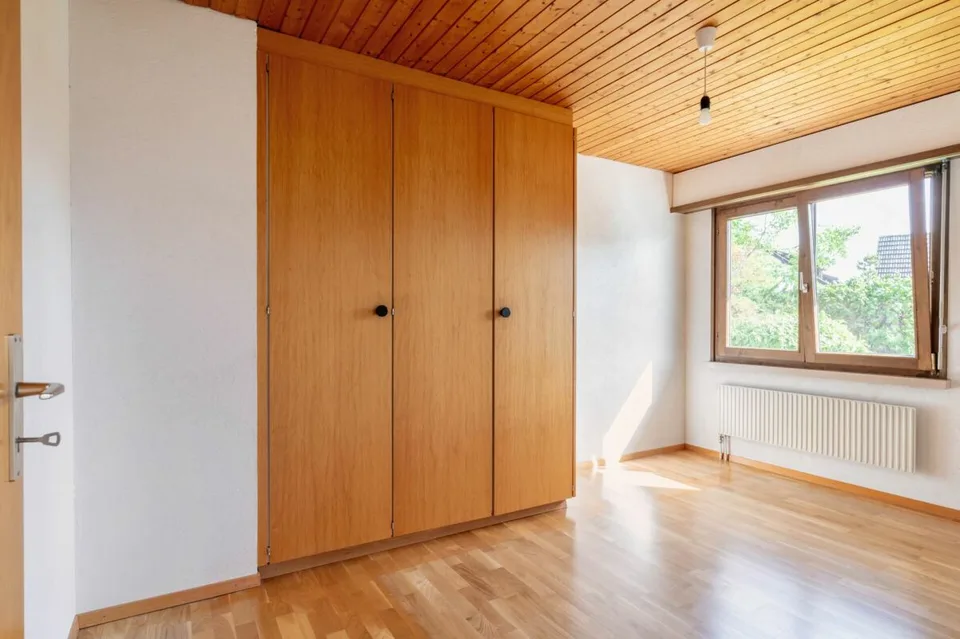 Freistehendes 5.5-Zimmer-Einfamilienhaus mit grossem Garten an privilegierter Wohnlage – Foto 8 von 19