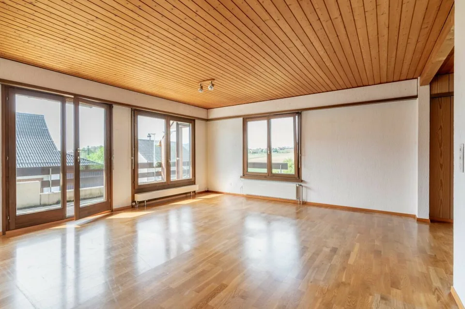 Freistehendes 5.5-Zimmer-Einfamilienhaus mit grossem Garten an privilegierter Wohnlage – Foto 3 von 19
