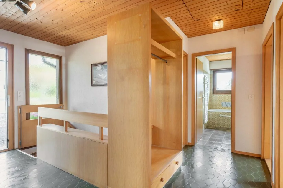 Freistehendes 5.5-Zimmer-Einfamilienhaus mit grossem Garten an privilegierter Wohnlage – Foto 2 von 19