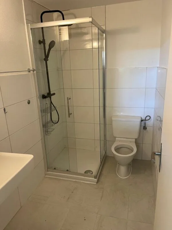 Appartement rénové avec poêle suédois, garage & espace de stationnement