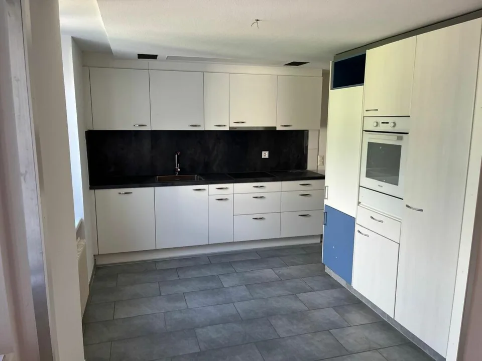 Appartement rénové avec poêle suédois, garage & espace de stationnement