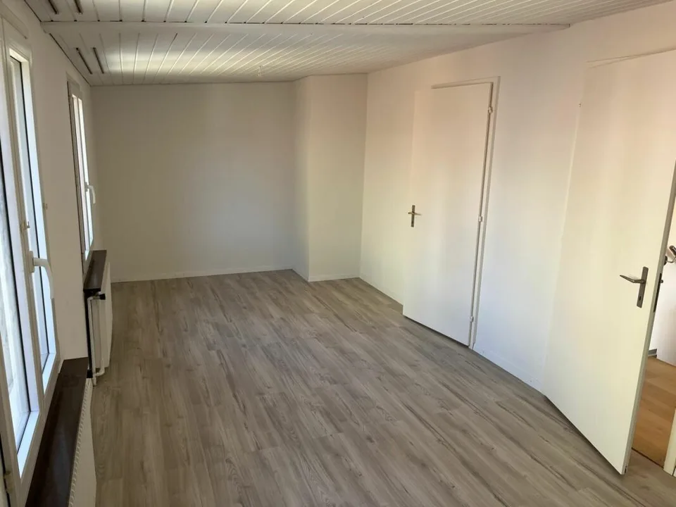 Appartement rénové avec poêle suédois, garage & espace de stationnement
