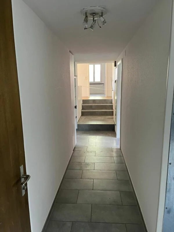 Appartement rénové avec poêle suédois, garage & espace de stationnement