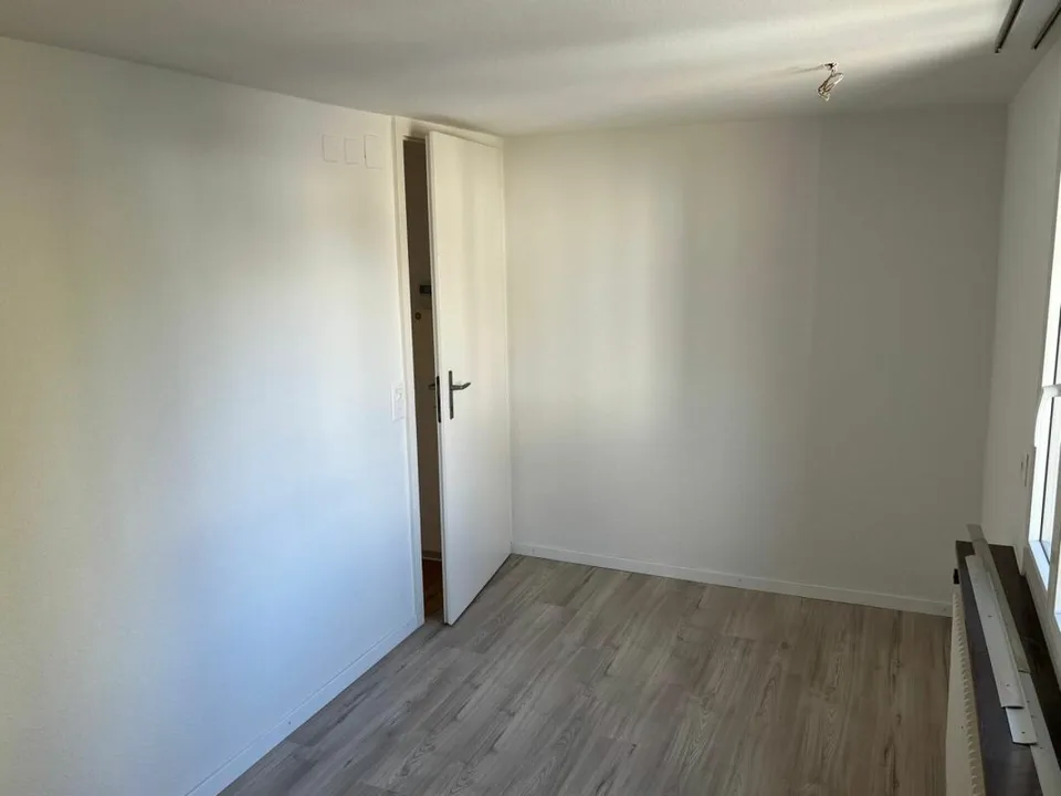 Appartement rénové avec poêle suédois, garage & espace de stationnement
