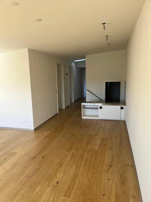Appartement rénové avec poêle suédois, garage & espace de stationnement