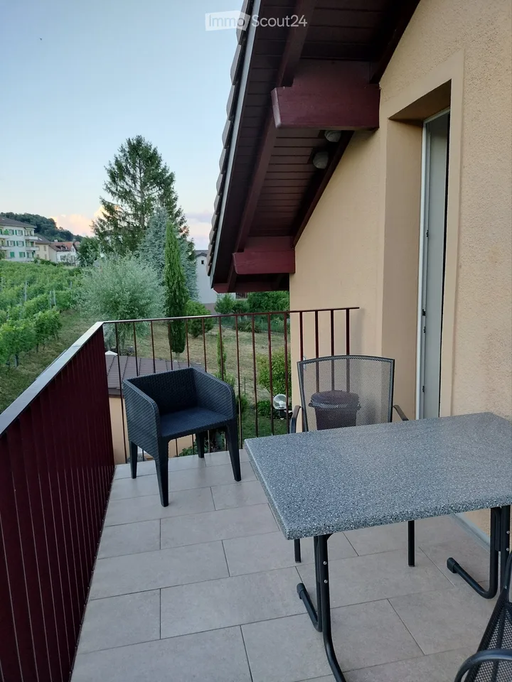 Camera singola arredata di 1,5 locali a Peseux, in una piccola condivisione. Ideale pied-à-terre.