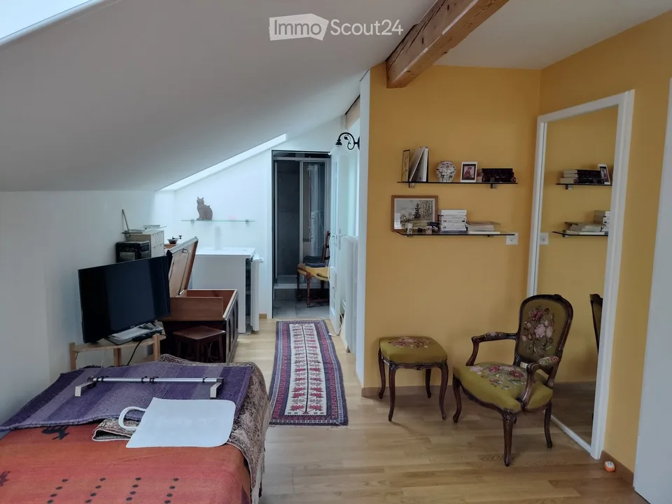 Camera singola arredata di 1,5 locali a Peseux, in una piccola condivisione. Ideale pied-à-terre.