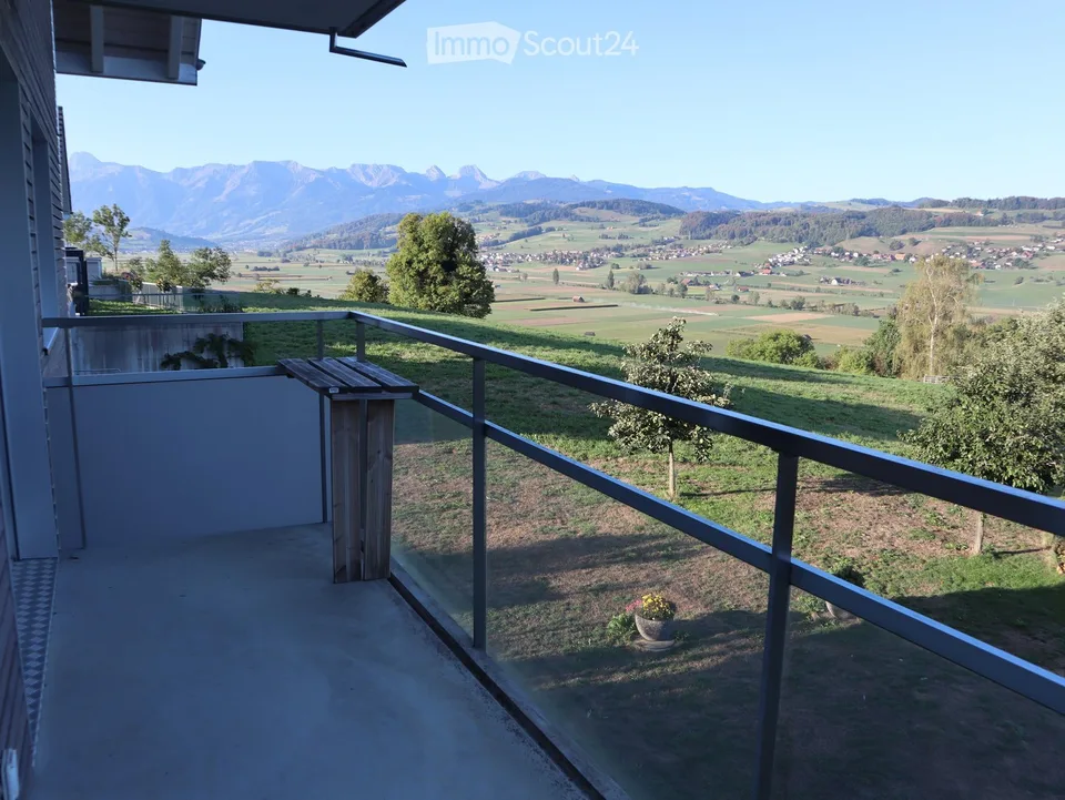 Appartement lumineux 3.5 pièces avec 2 balcons et belle vue à Gelterfingen