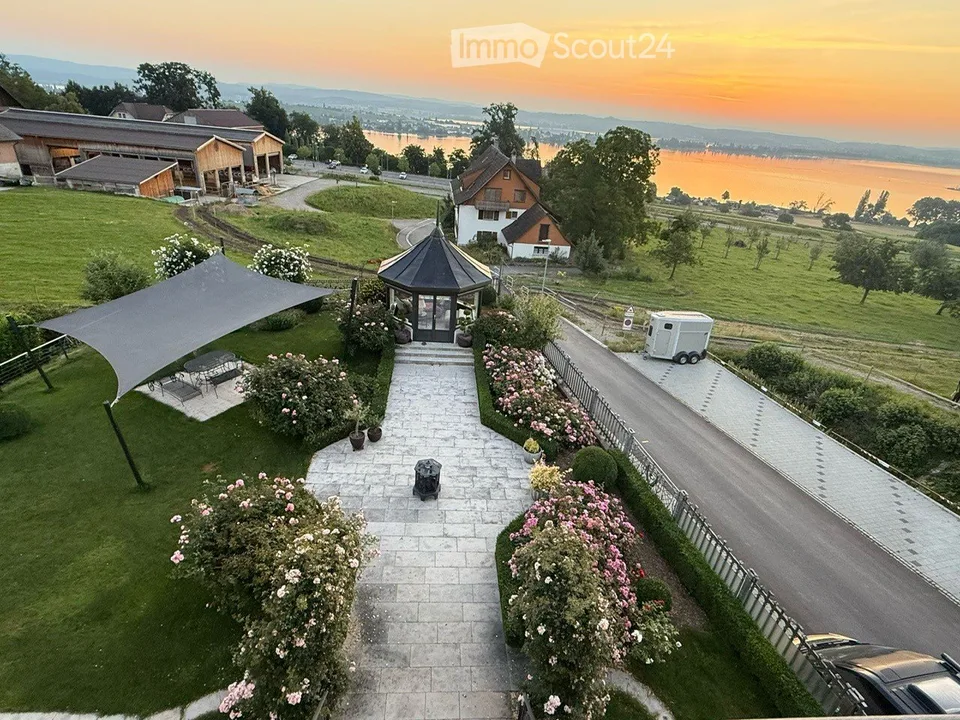 Vivre dans le magnifique château de Lohnegg avec vue sur le lac