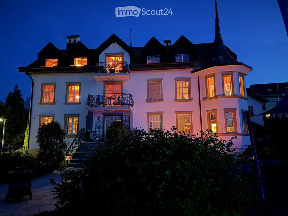Vivre dans le magnifique château de Lohnegg avec vue sur le lac