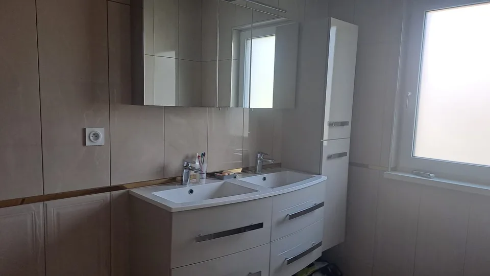 Schönes Einfamilienhaus mit Pool – Foto 15 von 18