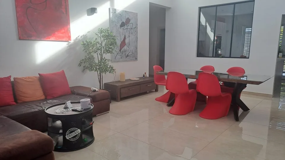 Schönes Einfamilienhaus mit Pool – Foto 6 von 18
